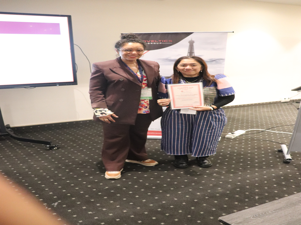 Nursing-Conference-2025-Speaker-ReceivingCertificate-Session-Noveltics-Group